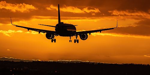 Flugzeug im Sonnenuntergang Symbolbild Foto JFK Photography pixabay.jpg
