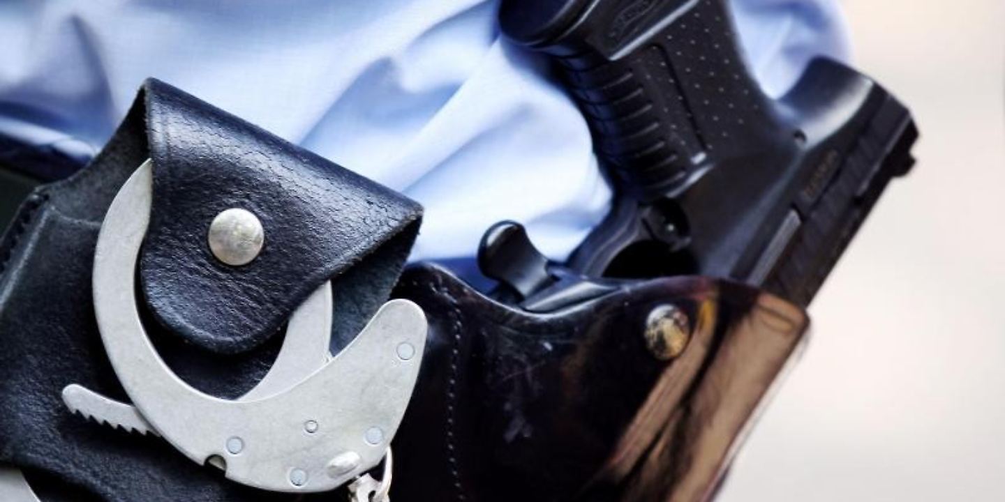 Polizei - Handschellen - Pistole - Foto Oliver Berg_dpa.jpg