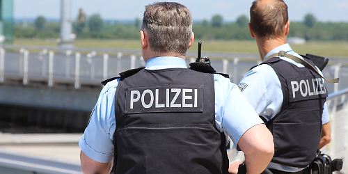 Polizei Flughafen Kontrolle Foto Fabian Holtappels pixabay