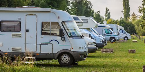 Wohnmobile auf Campingplatz Foto haenson - Adobe Stock.jpeg