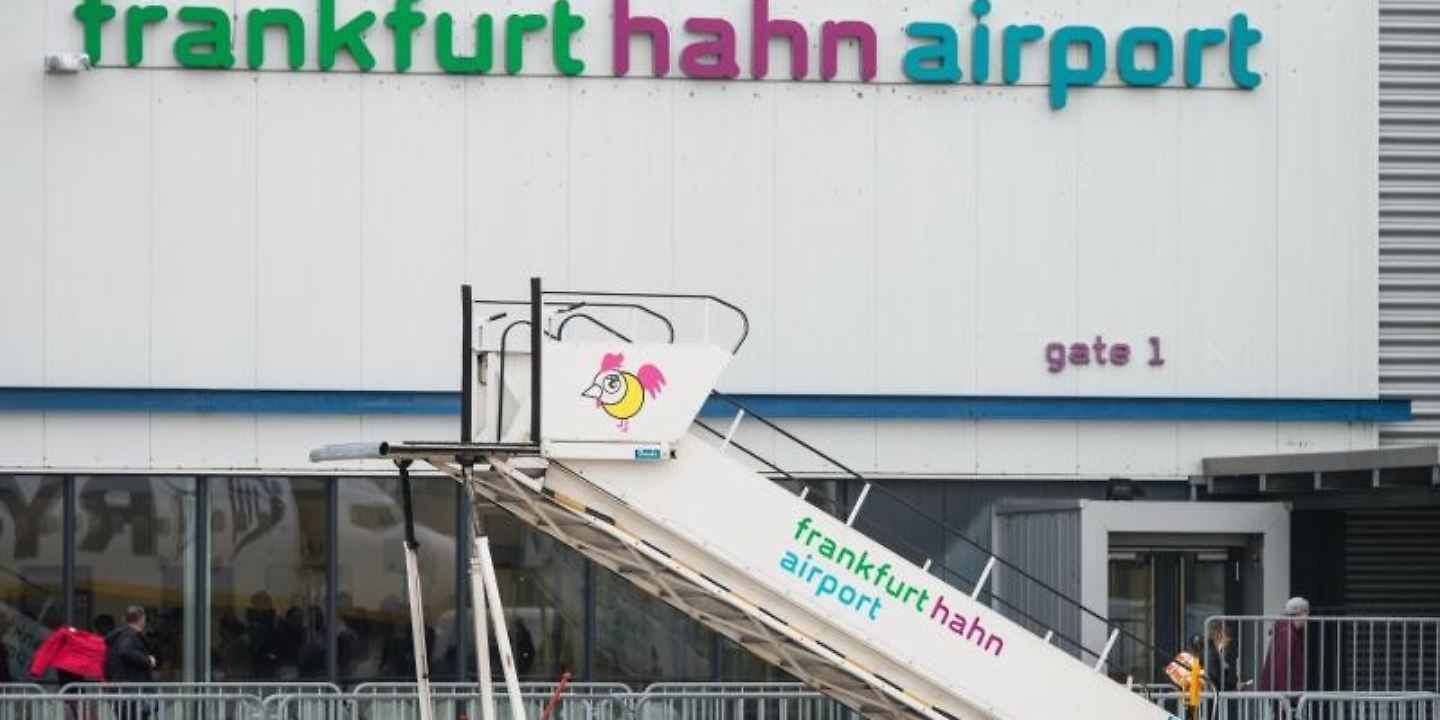 Flughafen Hahn - Erster regulärer Passagierflug am Dienstagabend | RTL