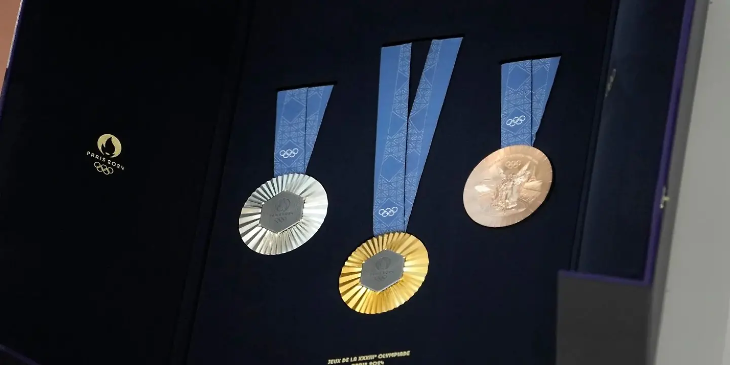 Medaillen der Olympischen Spiel Paris 2024 Foto Thibault Camus dpa.jpg