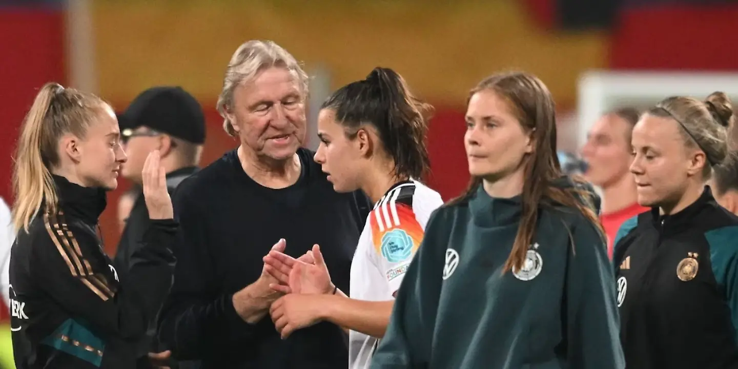 DFB - Fussballerinnen mit Trainer Foto Christoph Gollnow dpa.jpg