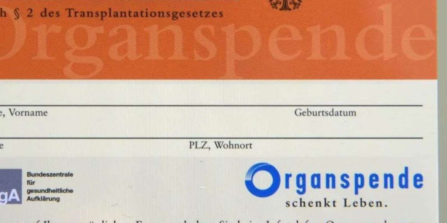 Organspendeausweis - Foto: Waltraud Grubitzsch/dpa