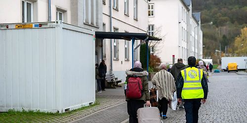 Flüchtlinge auf dem Weg zur Aufnahmeinrichtung Foto Harald Tittel dpa.jpg