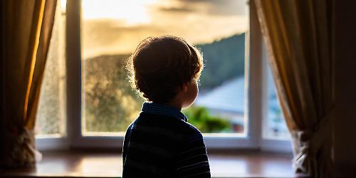 Silhouette eines Kindes vor einem Fenster Foto KI Adobe Firefly.jpg
