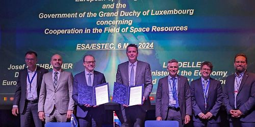 Gruppenfoto - Verlängerung der Kooperation im Bereich Weltraumressourcen zwischen Luxemburg und der ESA Foto MECO.jpg