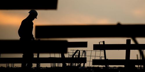 Arbeiter auf Baustelle am frühen Morgen Symbolbild Foto Julian Stratenschulte dpa.jpg